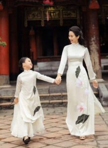 mau-ao-dai-dep-nhat-hien-nay-trang-theu-hoa-sen-dep